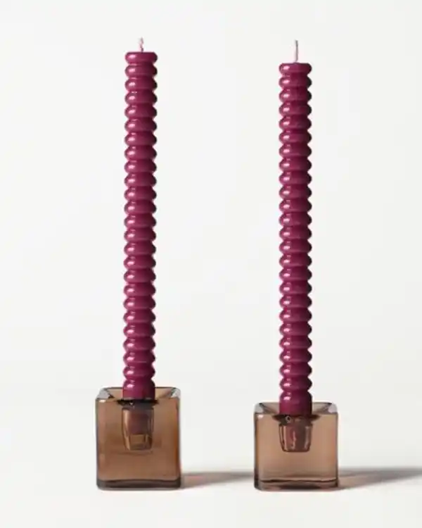 Bild 2 von Dinnerkerze, ⌀ 2,2 × 25 cm, mit Rippenstruktur, Aubergine – 2 Stück