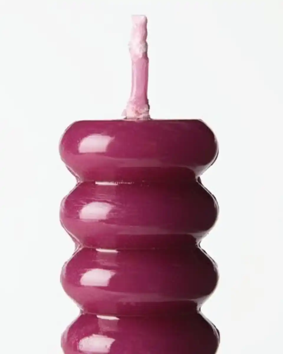 Bild 3 von Dinnerkerze, ⌀ 2,2 × 25 cm, mit Rippenstruktur, Aubergine – 2 Stück