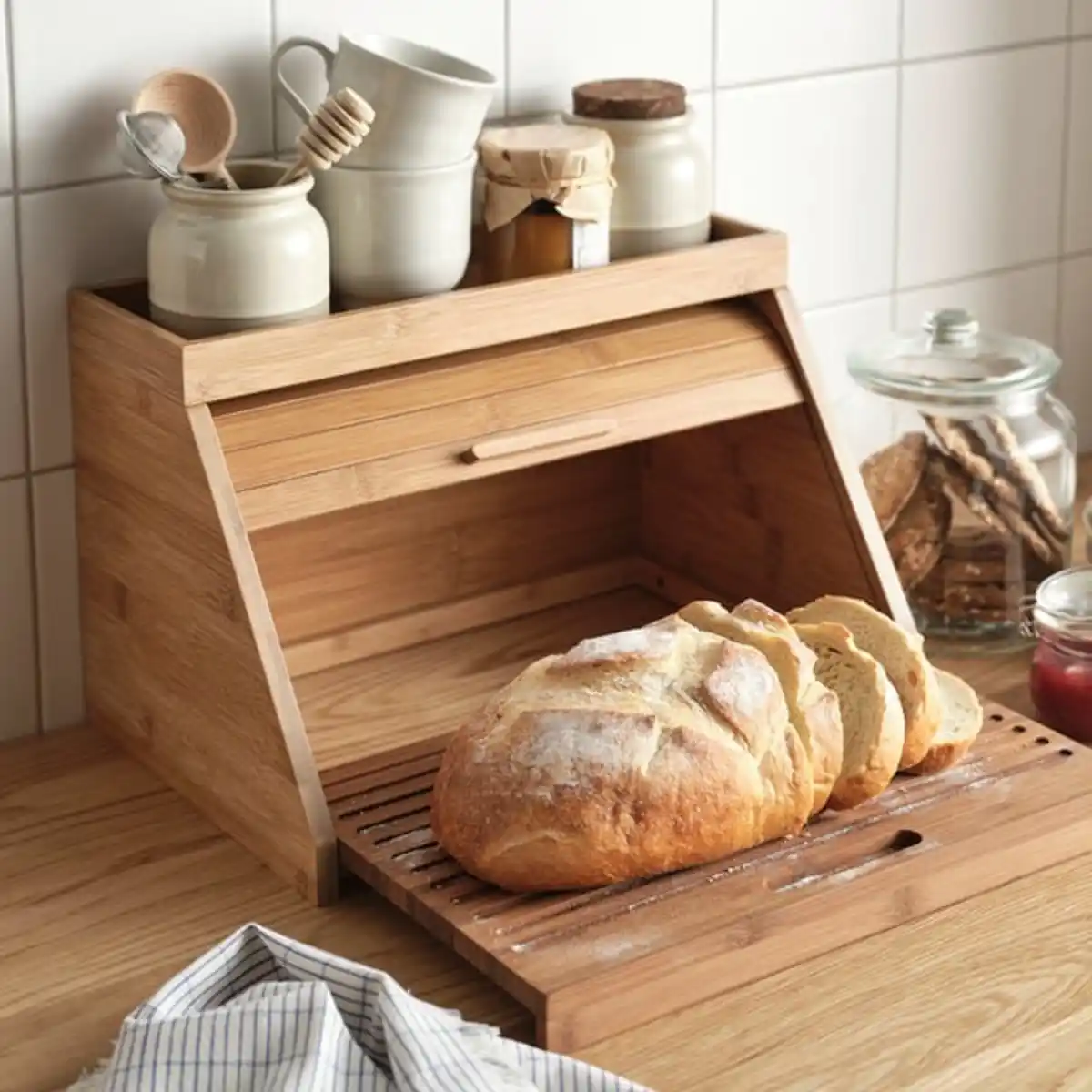 Bild 2 von NÅLBLECKA Brotbehälter, mit Schneidebrett und Boden/Bambus, 38x25x24 cm