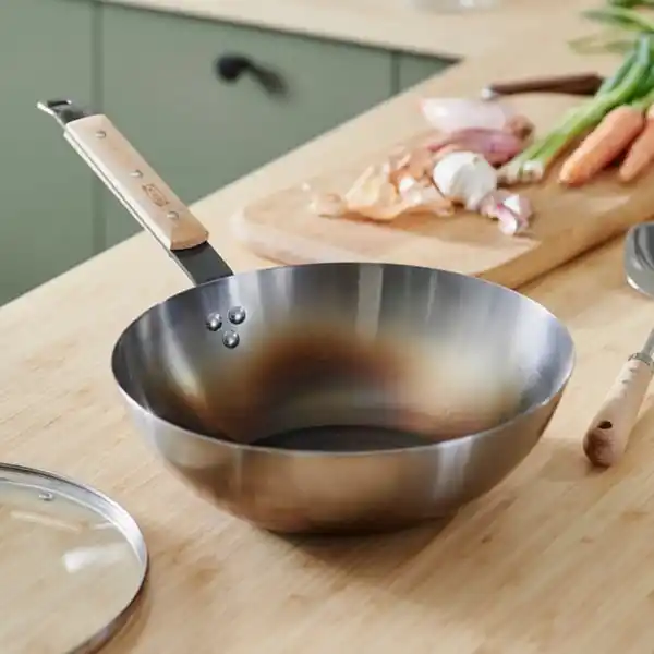 Bild 3 von VARDAGEN Wok mit Deckel, Glas/Karbonstahl Buche, 28 cm