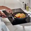 Bild 3 von BLÅGYLTA Wok, Antihaftbeschichtung/schwarz, 28 cm