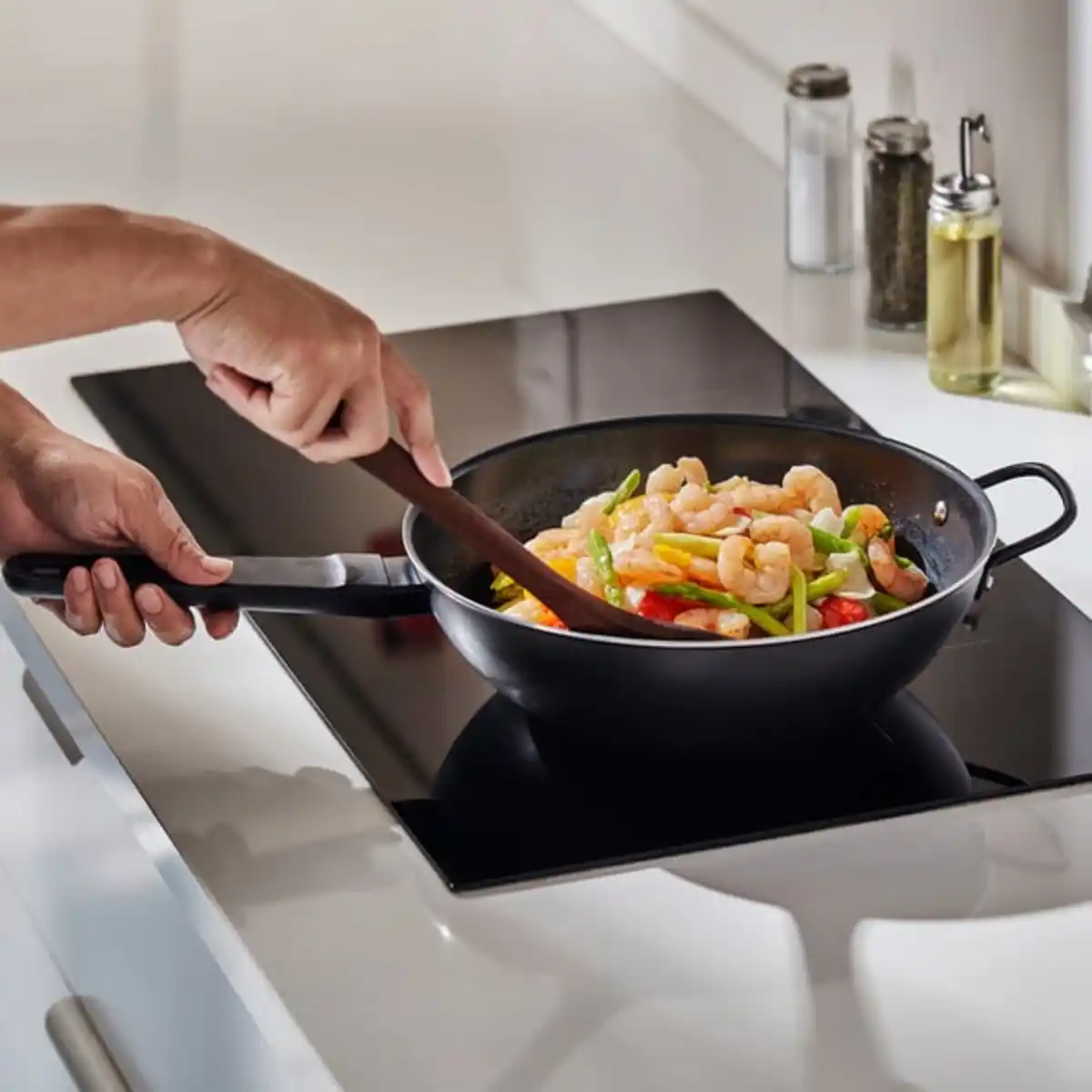Bild 3 von BLÅGYLTA Wok, Antihaftbeschichtung/schwarz, 28 cm