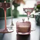Bild 3 von SNÖSISKA Duftkerze im Glas, 2 Dochte/Deckel, Tonkabohne und Orangenblüte blassrosa, 20 Std.