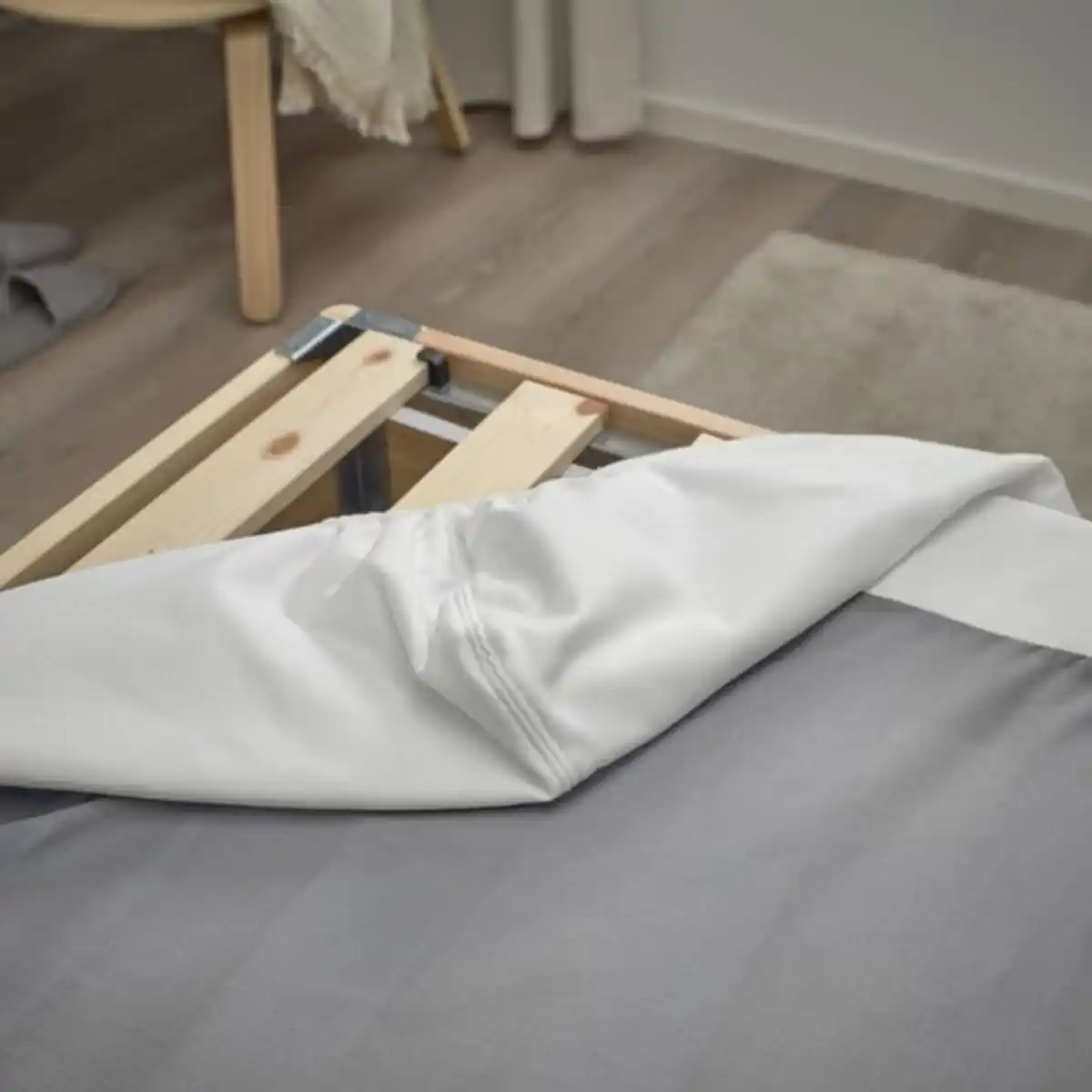 Bild 3 von LYNGÖR Boxbett, Vesteröy mittelfest/hellblau weiß, 140x200 cm
