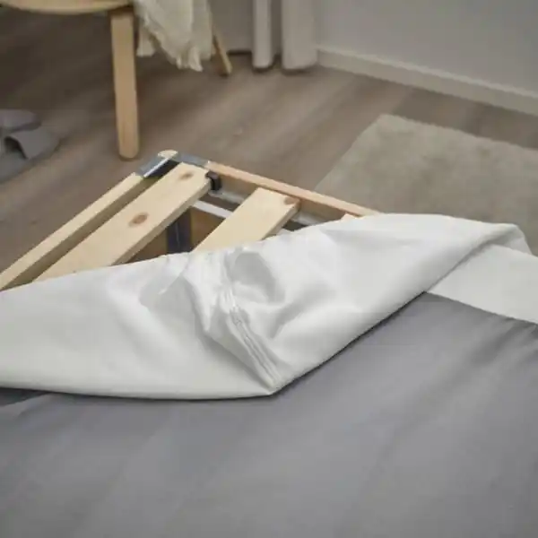 Bild 3 von LYNGÖR Boxbett, Vesteröy mittelfest/hellblau weiß, 140x200 cm