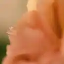 Bild 2 von PÄRLHÖNA Duftkerze im Keramikglas, 3 Dochte, Rose &amp; Nelke elfenbeinweiß, 30 Std.
