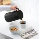 Bild 3 von UNDERLÄTTA Isolierkanne, schwarz, 1.2 l