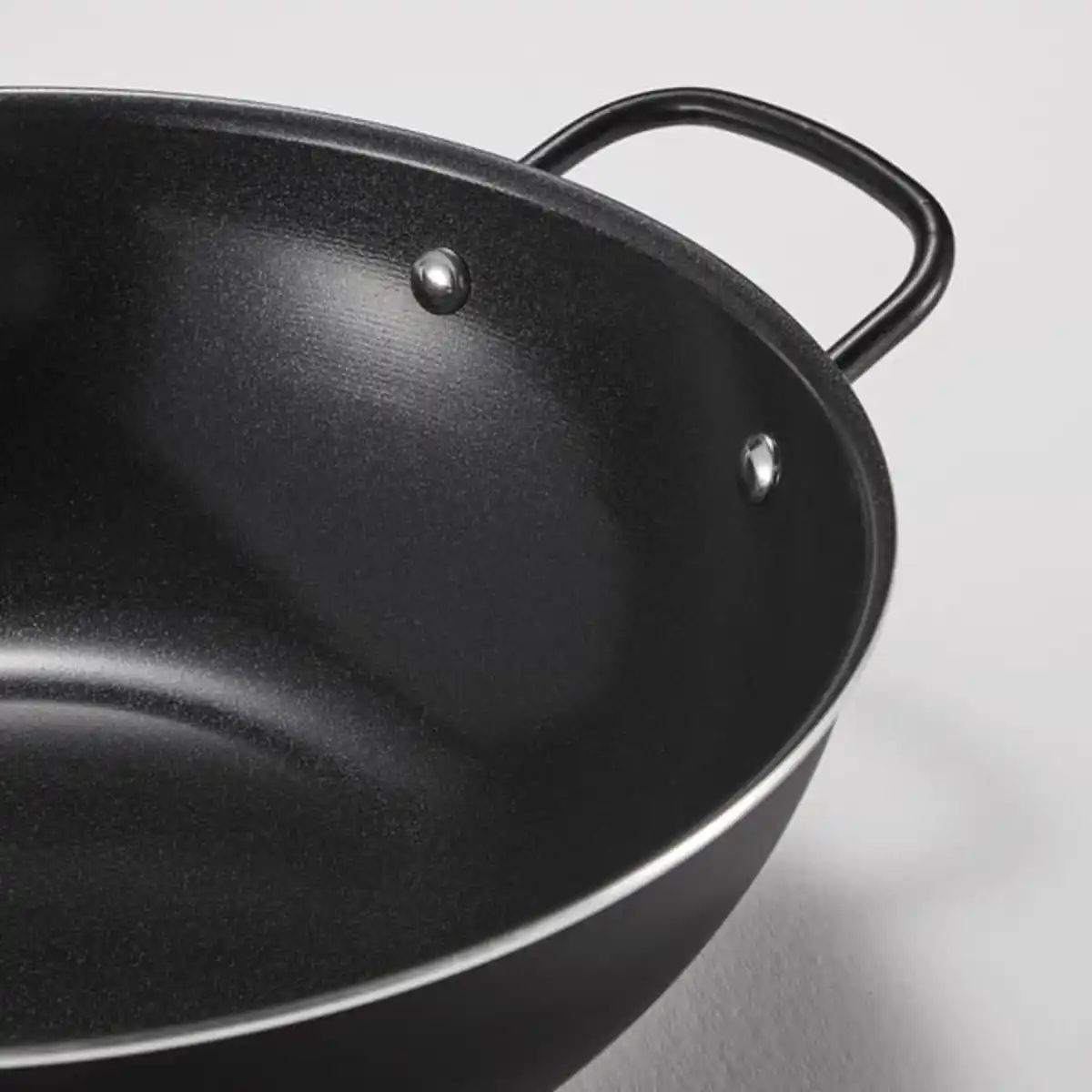 Bild 2 von BLÅGYLTA Wok, Antihaftbeschichtung/schwarz, 28 cm