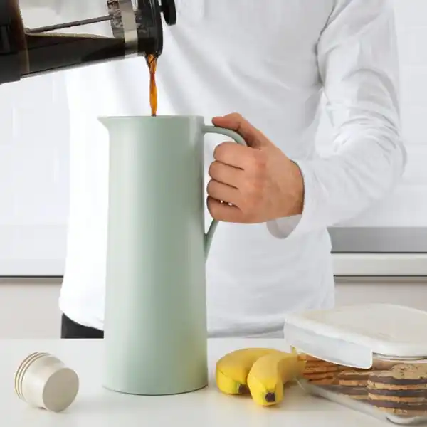 Bild 2 von BEHÖVD Isolierkanne, hellgrün/beige, 1 l